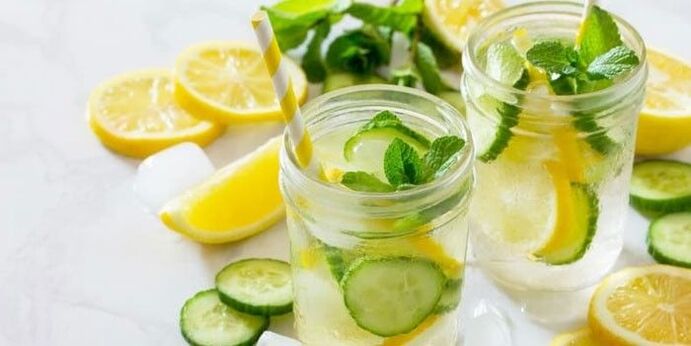 Agua de limón con pepino para adelgazar