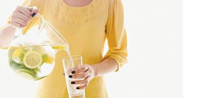 El agua de limón ayuda a limpiar el organismo