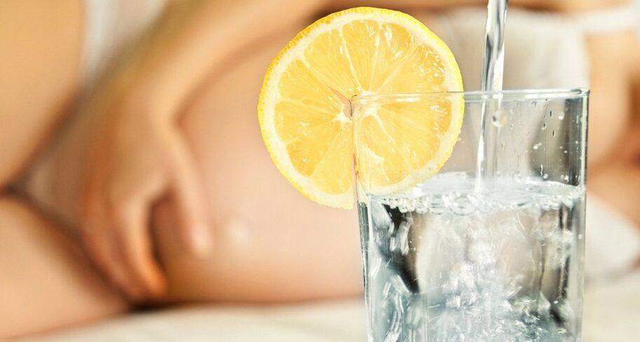 Reglas para beber agua con limón. 