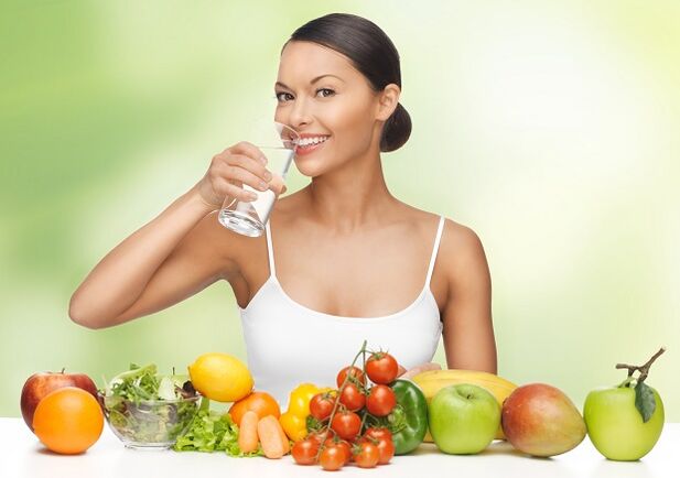 El principio de la dieta del agua es el cumplimiento del régimen de bebida, junto con el uso de alimentos integrales. 