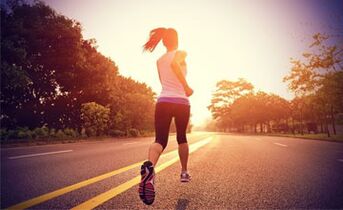 El ejercicio cardiovascular como correr ayuda a quemar grasa en las piernas. 